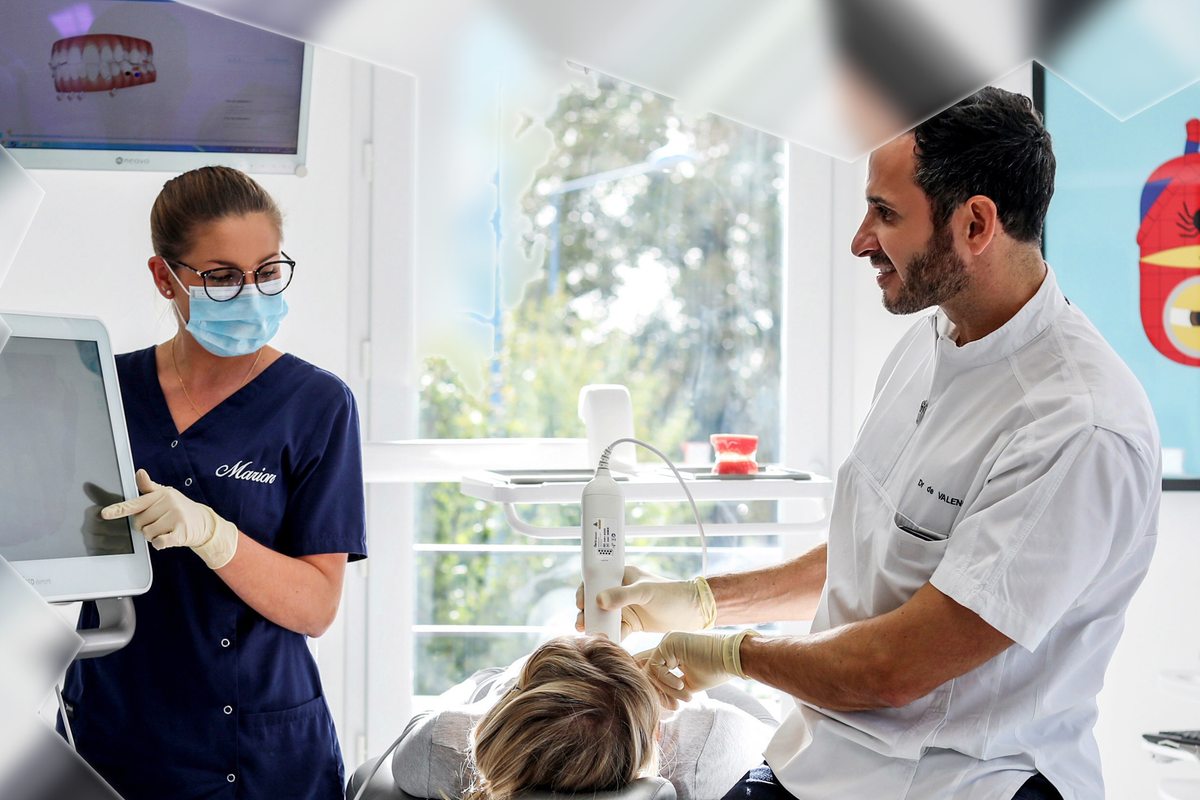 Le Dr de Valence et son assistante pendant un soin